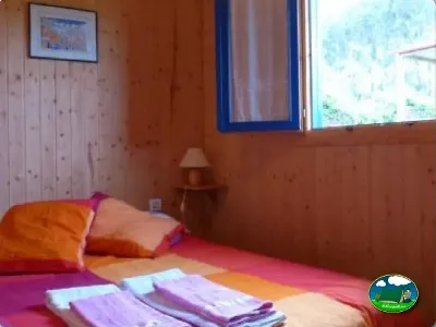 Cabaña interior con cama y vistas a la montaña del Camping Colombres, Colombres en Ribadedeva (Asturias)