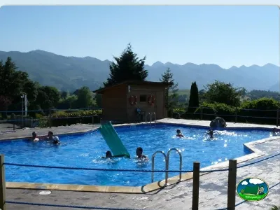 Piscina infantil con vistas a la montaña del Camping Colombres, Colombres en Ribadedeva (Asturias)