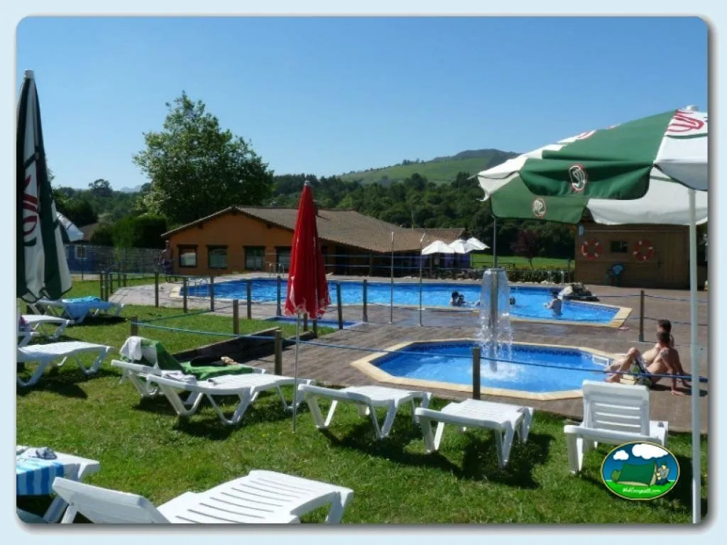 Piscina con vistas a la montaña y tumbonas del Camping Colombres, Colombres en Ribadedeva (Asturias)