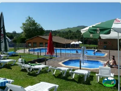 Piscina con vistas a la montaña y tumbonas del Camping Colombres, Colombres en Ribadedeva (Asturias)