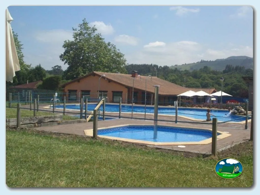 Piscina con vistas a la montaña y edificio principal del Camping Colombres, Colombres en Ribadedeva (Asturias)