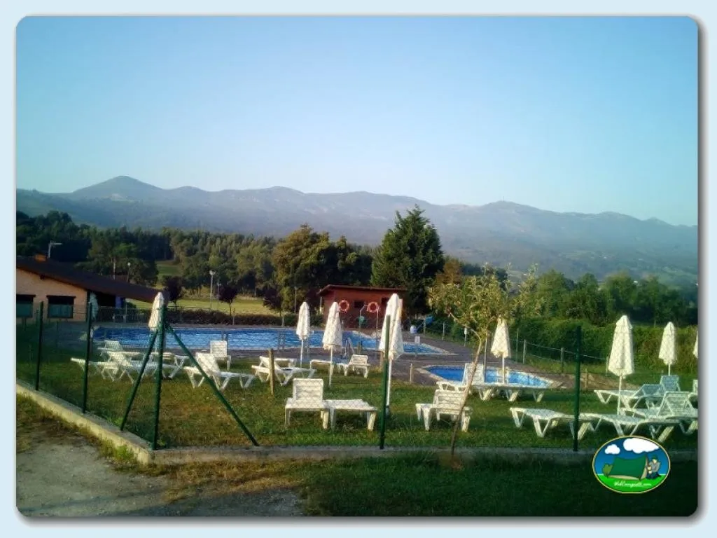 Piscina con vistas a la montaña del Camping Colombres, Colombres en Ribadedeva (Asturias)