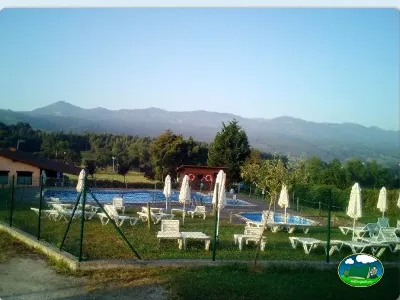 Piscina con vistas a la montaña del Camping Colombres, Colombres en Ribadedeva (Asturias)