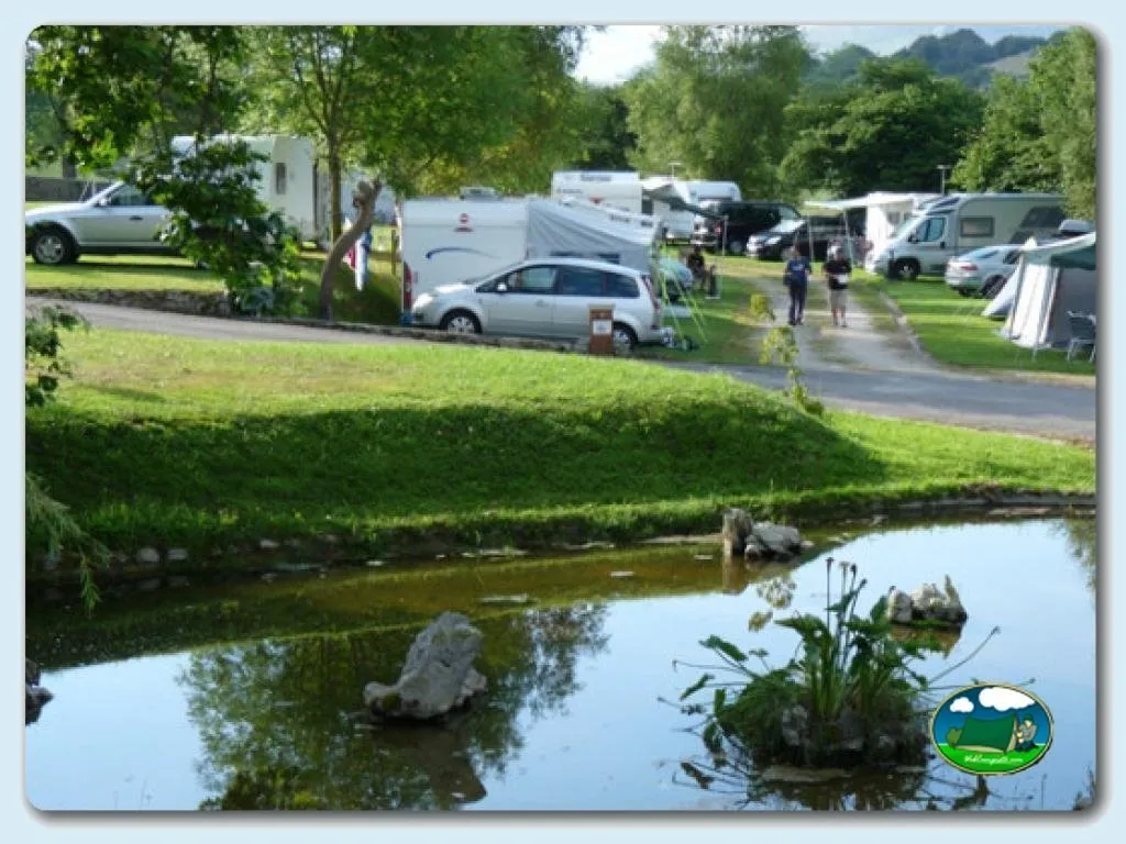 Parcela junto al río con mobil-home y vistas a la montaña del Camping Colombres, Colombres en Ribadedeva (Asturias)