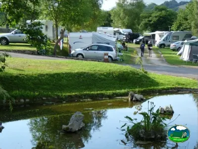 Parcela junto al río con mobil-home y vistas a la montaña del Camping Colombres, Colombres en Ribadedeva (Asturias)