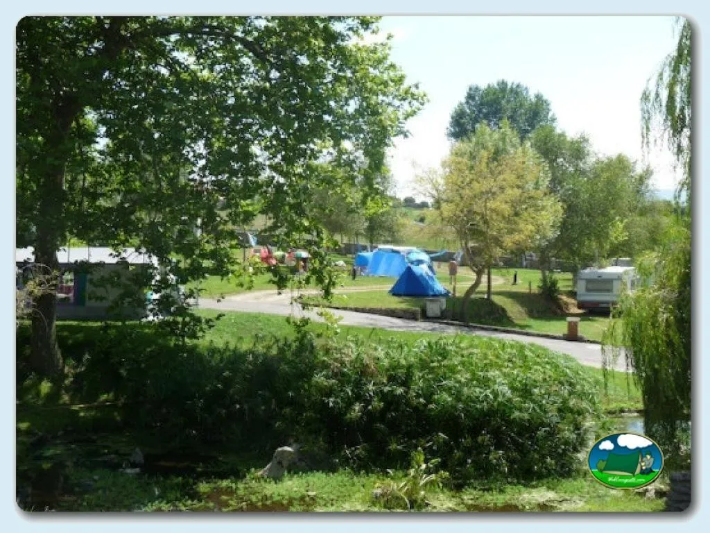 Parcela con tienda de acampada y vistas al río del Camping Colombres, Colombres en Ribadedeva (Asturias)