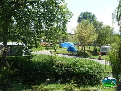 Parcela con tienda de acampada y vistas al río del Camping Colombres, Colombres en Ribadedeva (Asturias)