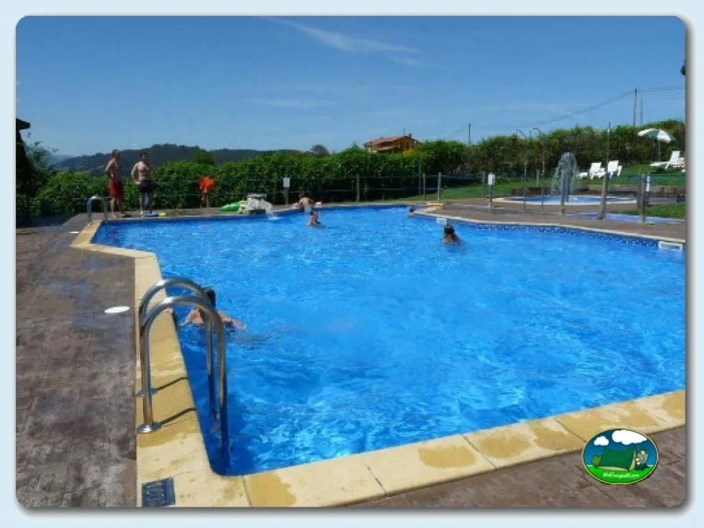 Piscina con vistas a la montaña del Camping Colombres, Colombres en Ribadedeva (Asturias)