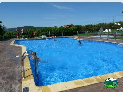 Piscina con vistas a la montaña del Camping Colombres, Colombres en Ribadedeva (Asturias)