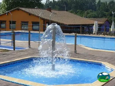 Piscina con surtidor y edificios de servicios del Camping Colombres, Colombres en Ribadedeva (Asturias)