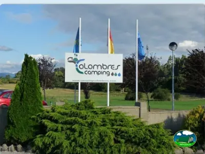 Cartel de entrada con logo del Camping Colombres, Colombres en Ribadedeva (Asturias)