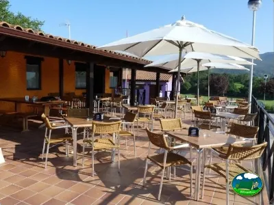 Restaurante con vistas a la montaña y terraza sombreada del Camping Colombres, Colombres en Ribadedeva (Asturias)