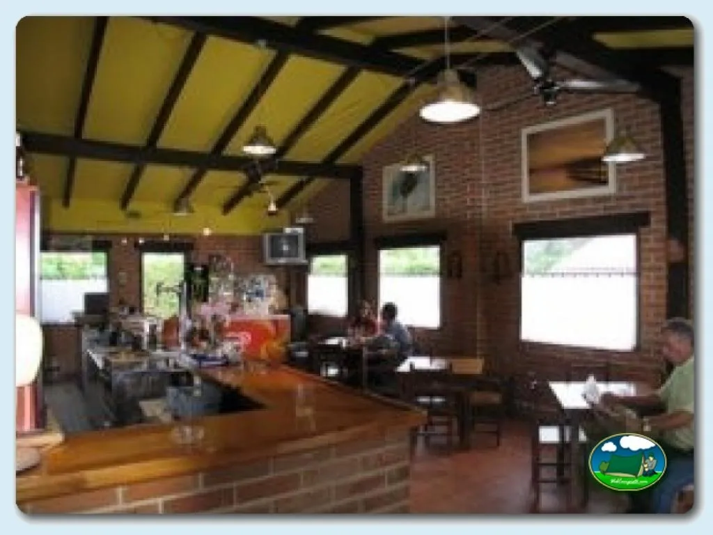 Restaurante bar interior con barra de madera del Camping Colombres, Colombres en Ribadedeva (Asturias)