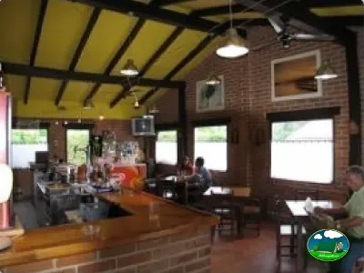 Restaurante bar interior con barra de madera del Camping Colombres, Colombres en Ribadedeva (Asturias)