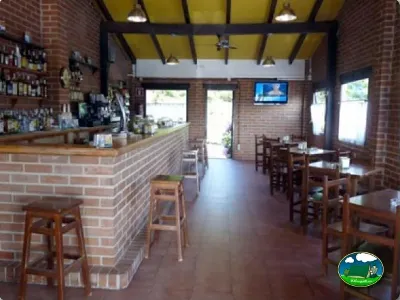 Restaurante bar con barra de ladrillo y mesas de madera del Camping Colombres, Colombres en Ribadedeva (Asturias)