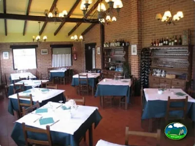 Restaurante interior con mesas y barra del Camping Colombres, Colombres en Ribadedeva (Asturias)