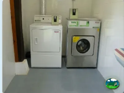 Lavadoras y secadora en los aseos del Camping Colombres, Colombres en Ribadedeva (Asturias)