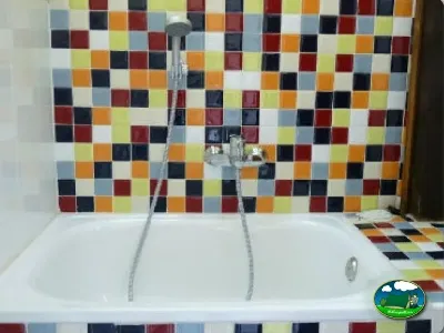 Bañera con azulejos de colores del Camping Colombres, Colombres en Ribadedeva (Asturias)