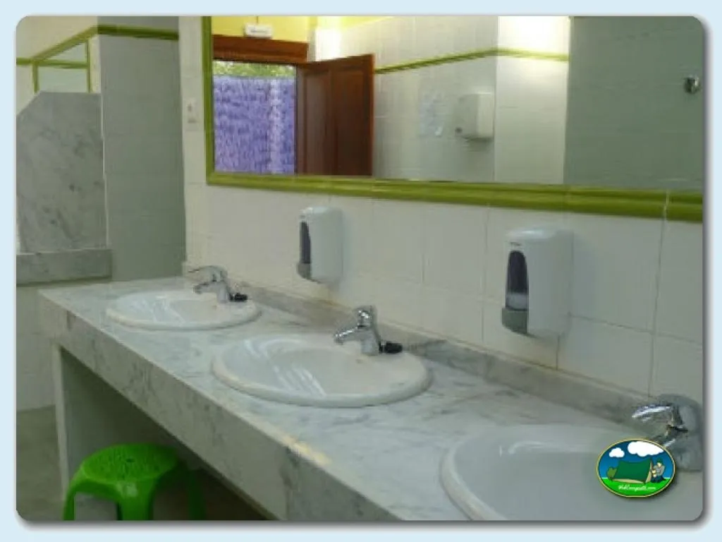 Aseos con lavabos múltiples del Camping Colombres, Colombres en Ribadedeva (Asturias)