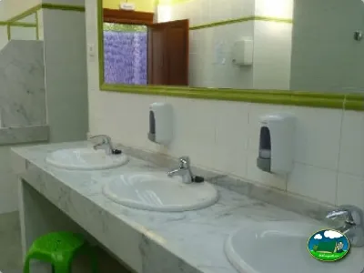 Aseos con lavabos múltiples del Camping Colombres, Colombres en Ribadedeva (Asturias)
