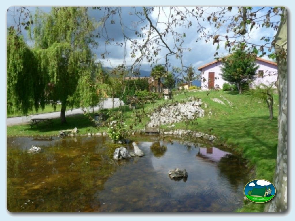 Jardines y estanque en Camping Colombres, España