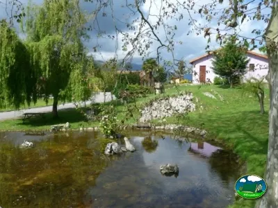 Parcela junto al río con vistas a la montaña del Camping Colombres, Colombres en Ribadedeva (Asturias)