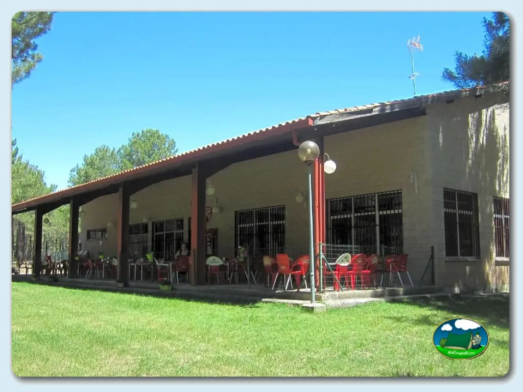 Restaurante bar con terraza cubierta y vistas al bosque del Camping El Calonge, Lastras de Cuéllar (Segovia)