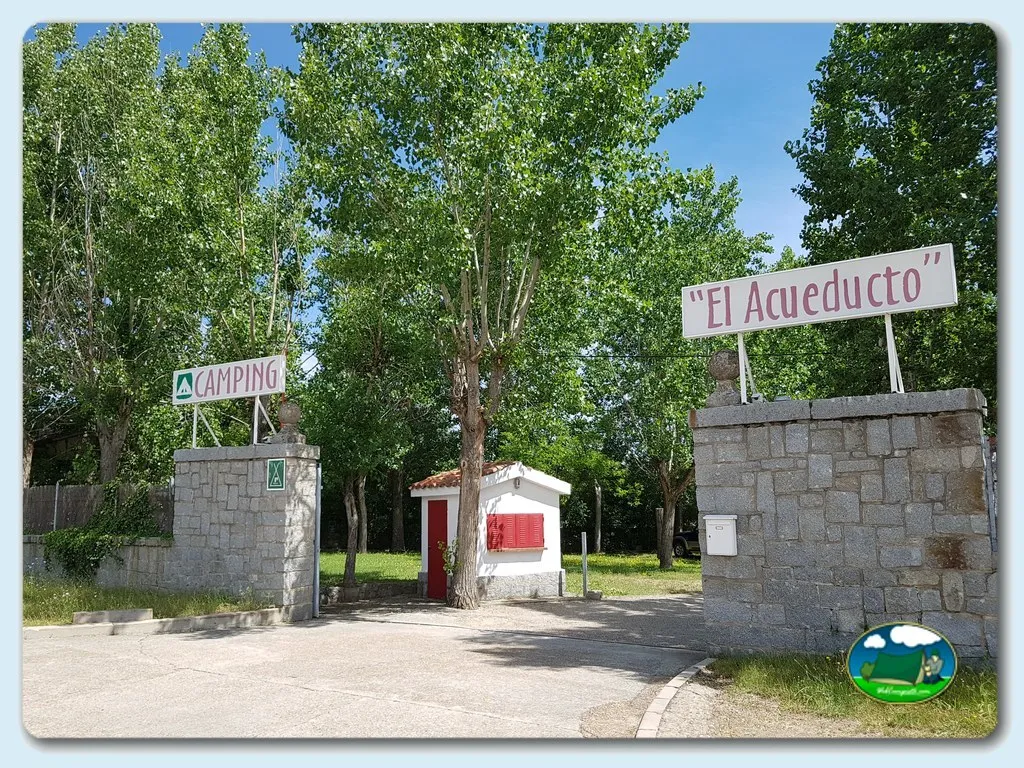 Entrada del recinto con cartel del Camping El Acueducto, Segovia (Segovia)