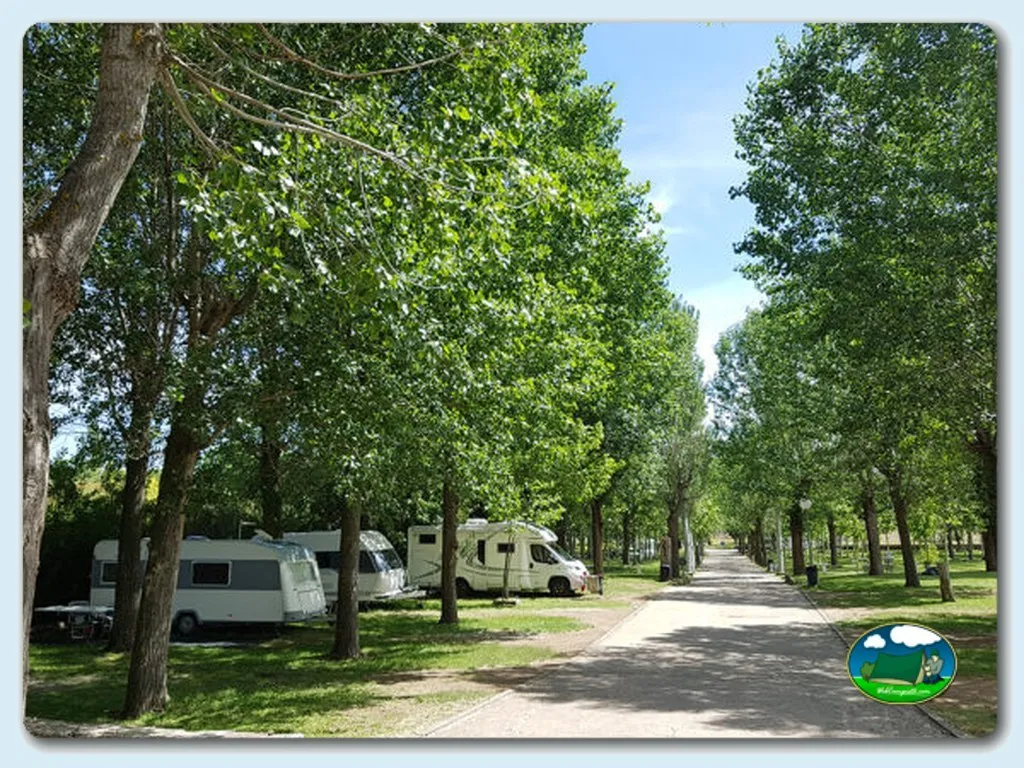 Parcela arbolada con mobil-home del Camping El Acueducto, Segovia (Segovia)