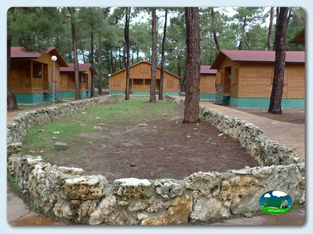 Cabaña de madera con vistas a la montaña del Camping Hoces del Duratón, Cantalejo (Segovia)