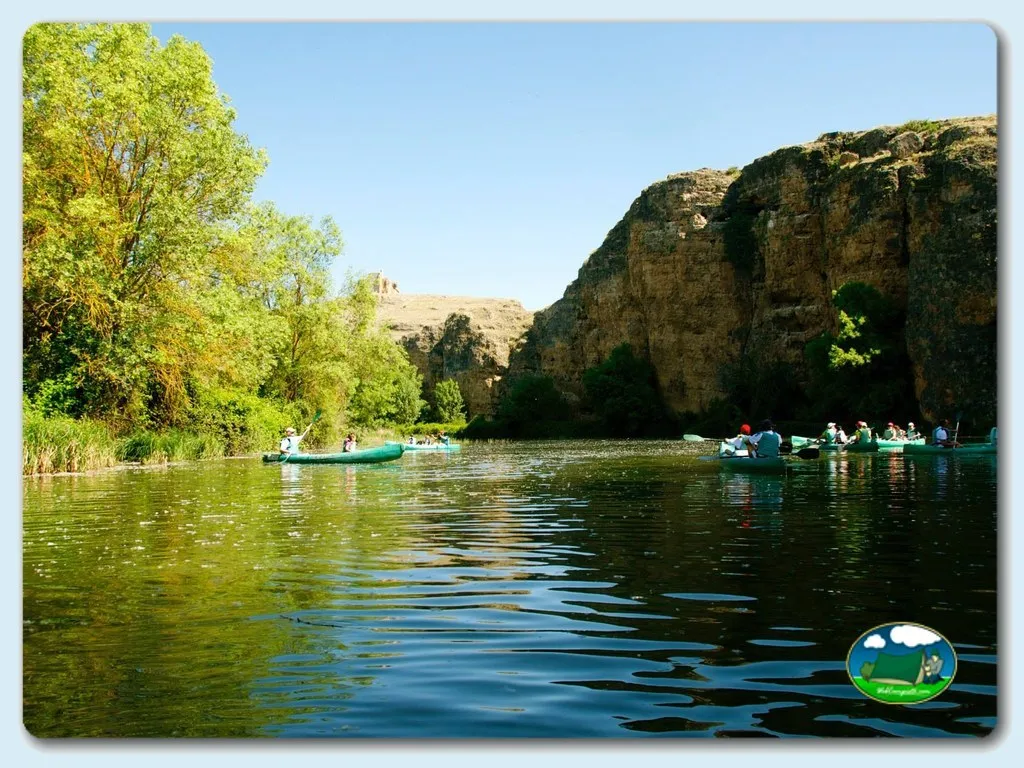 Río con acantilados, actividades acuáticas del Camping Hoces del Duratón, Cantalejo (Segovia)