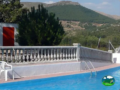 Piscina con vistas a la montaña y sierra del Camping El Valle, Bustarviejo (Comunidad de Madrid)