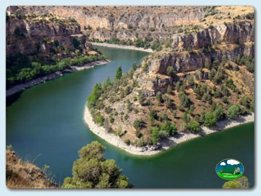 Lago rodeado de montaña y bosque del Camping Riaza, Riaza (Segovia)
