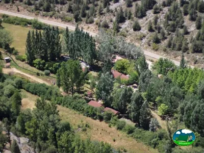 Parcela junto al río en sierra boscosa del Camping Cañón del Río Lobos, Ucero (Soria)