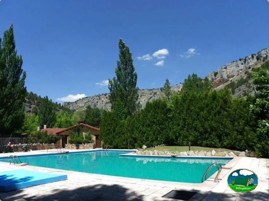 Piscina con vistas a la montaña y sierra del Camping Cañón del Río Lobos, Ucero (Soria)