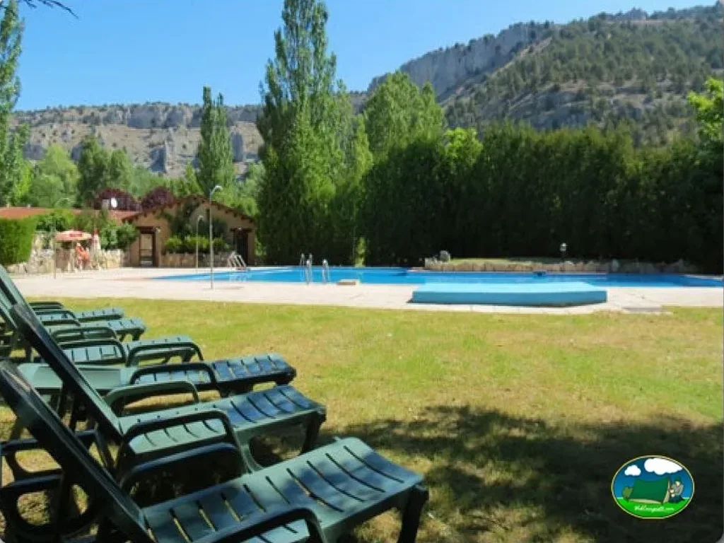 Piscina con vistas a la montaña y tumbonas del Camping Cañón del Río Lobos, Ucero (Soria)