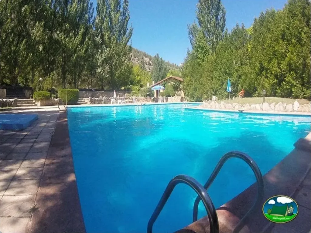 Piscina con vistas a la montaña del Camping Cañón del Río Lobos, Ucero (Soria)