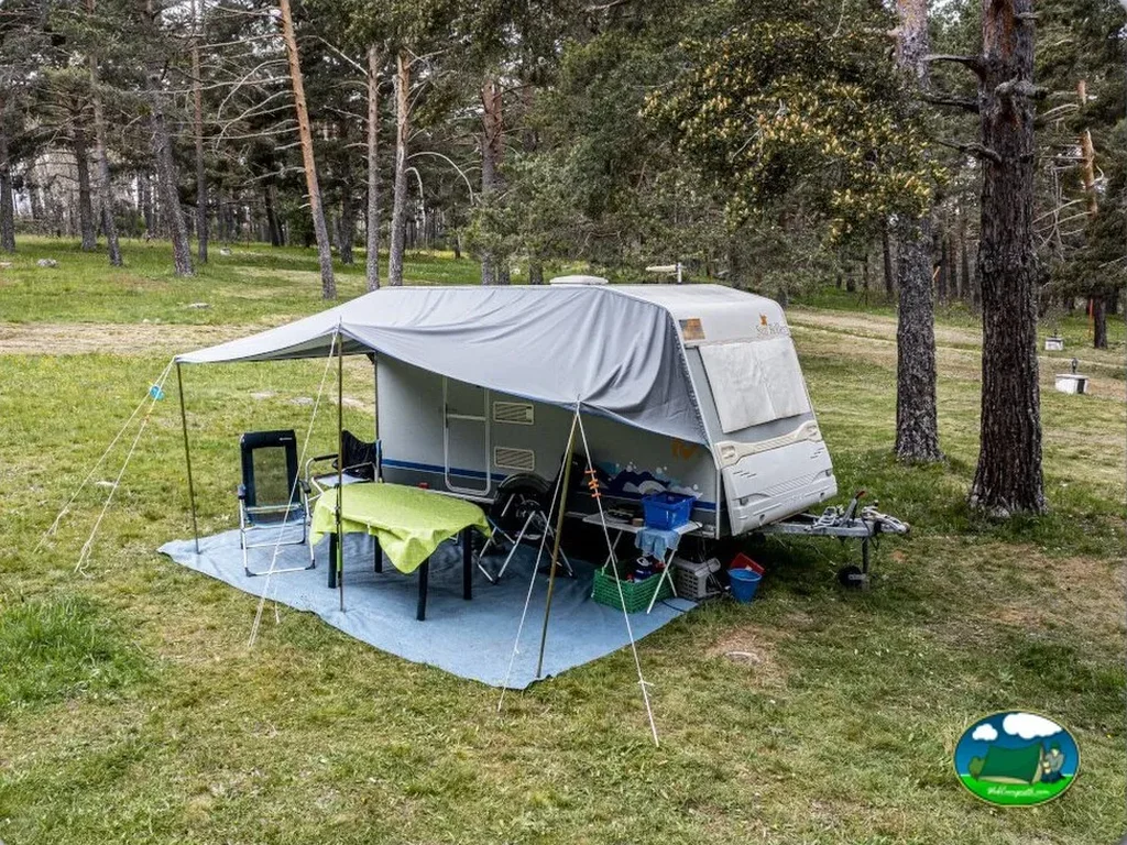 Mobil-home en parcela arbolada con toldo del Camping Refugio de Pescadores, Covaleda (Soria)