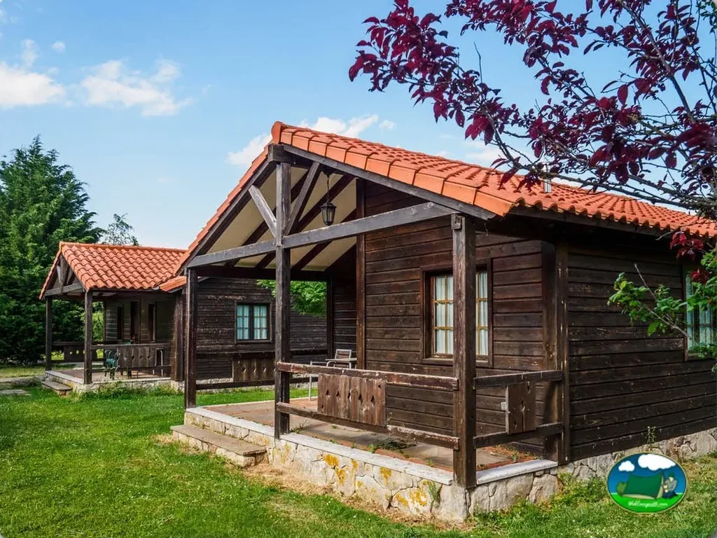 Bungalow de madera con terraza y vistas al jardín del Camping Puente Romano, Riaño (Cantabria)