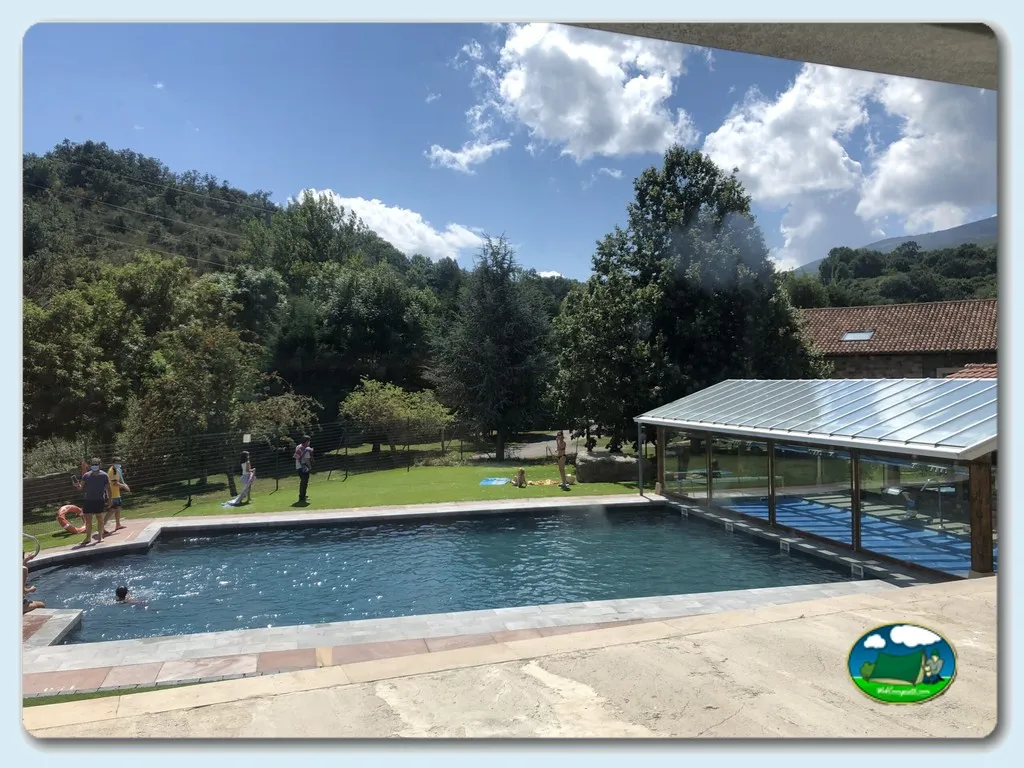 Piscina climatizada con vistas a la montaña del Camping Puente Romano, Riaño (Cantabria)