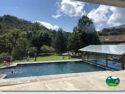Piscina climatizada con vistas a la montaña del Camping Puente Romano, Riaño (Cantabria)