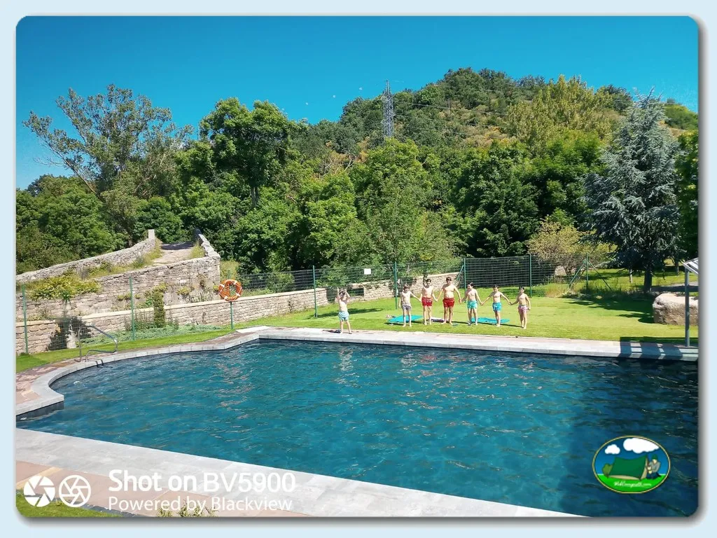 Piscina con vistas a la sierra y parque infantil del Camping Puente Romano, Riaño (Cantabria)