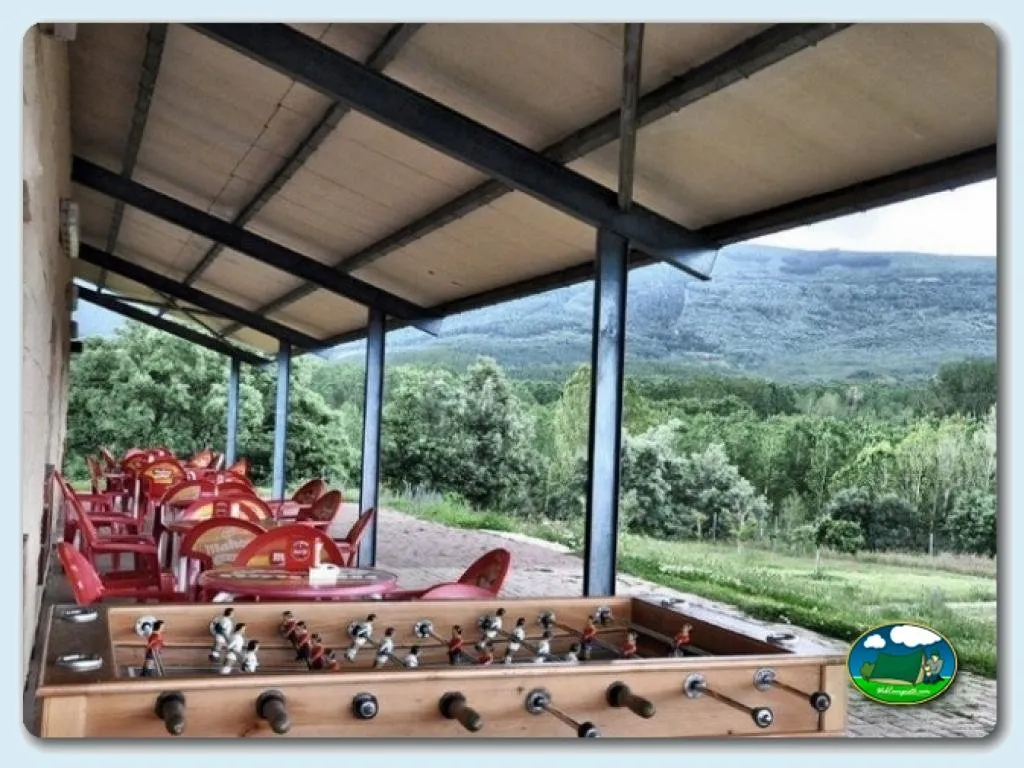 Parque infantil con vistas a la montaña del Camping Valderredible, Polientes (Cantabria)