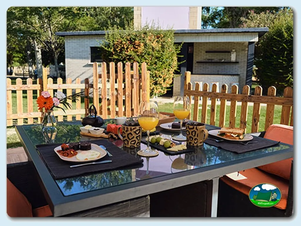Bungalow con terraza y mesa de comedor del Camping Cavia, Cavia (Burgos)