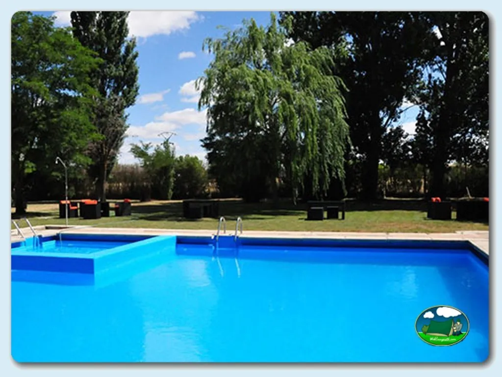 Piscina con vistas al parque arbolado del Camping Cavia, Cavia (Burgos)