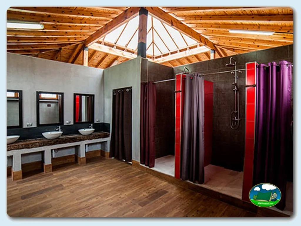 Aseos con duchas y lavabos del Camping Cavia, Cavia (Burgos)