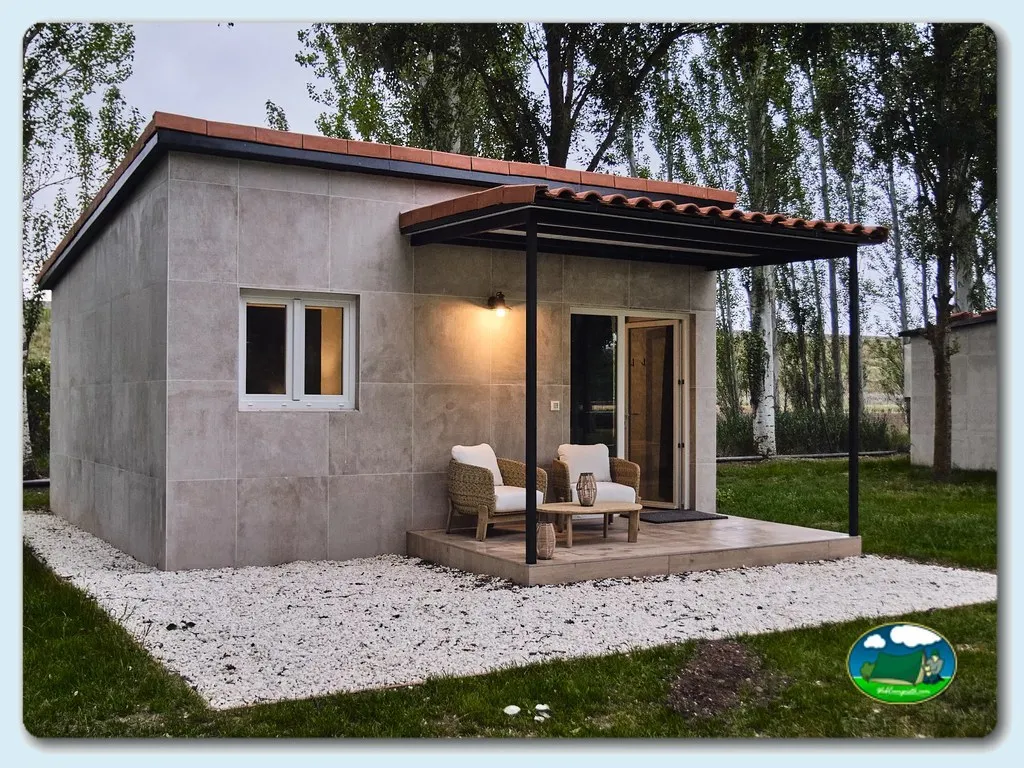 Bungalow moderno con terraza cubierta y mobiliario del Camping Cavia, Cavia (Burgos)
