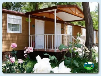 Mobil-home con terraza y flores del Camping Fuentes Blancas, Burgos