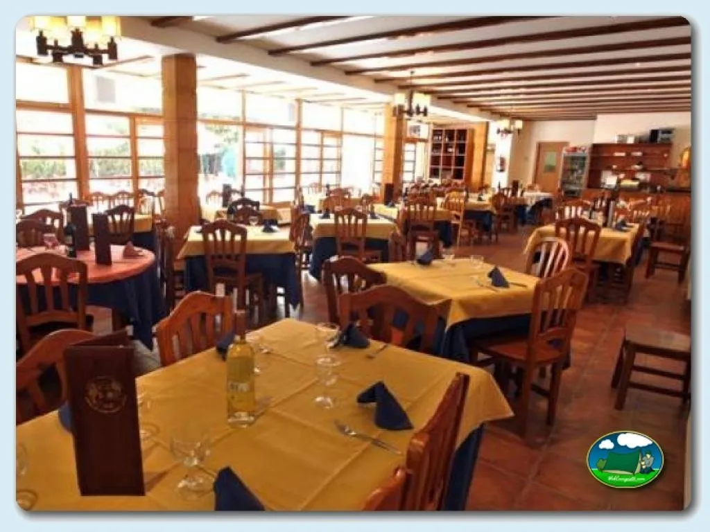 Restaurante interior con mesas redondas y rectangulares del Camping Fuentes Blancas, Burgos
