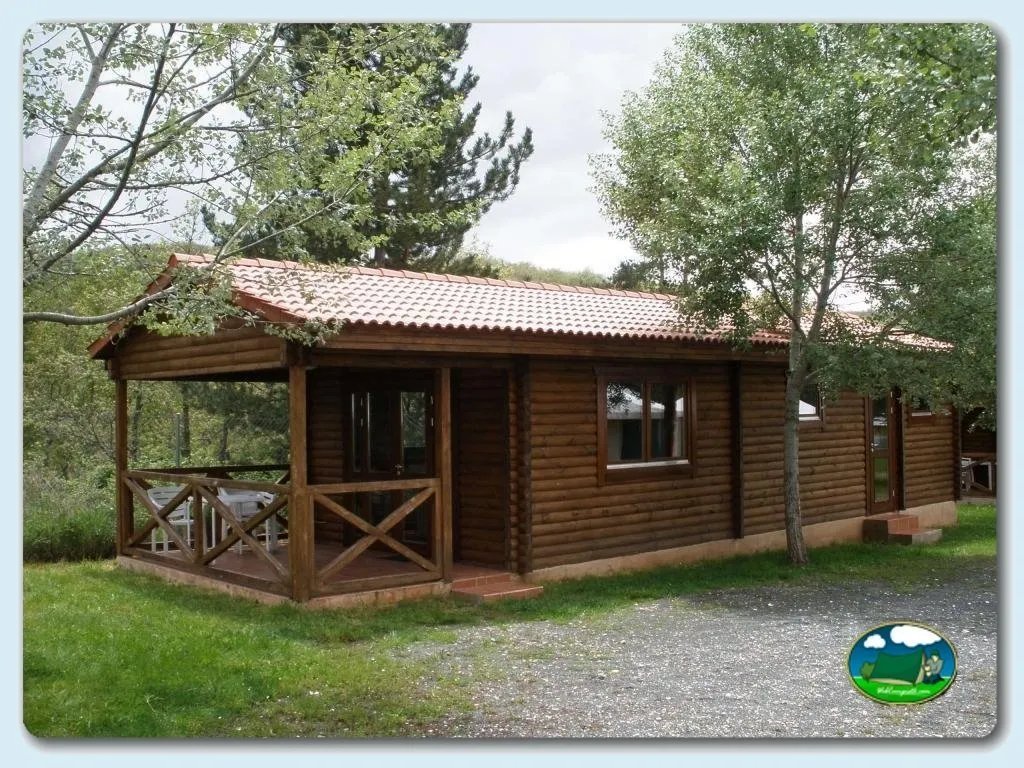 Cabaña de madera con terraza y vistas al bosque del Camping Puerta de la Demanda, Villasur de Herreros (Burgos)